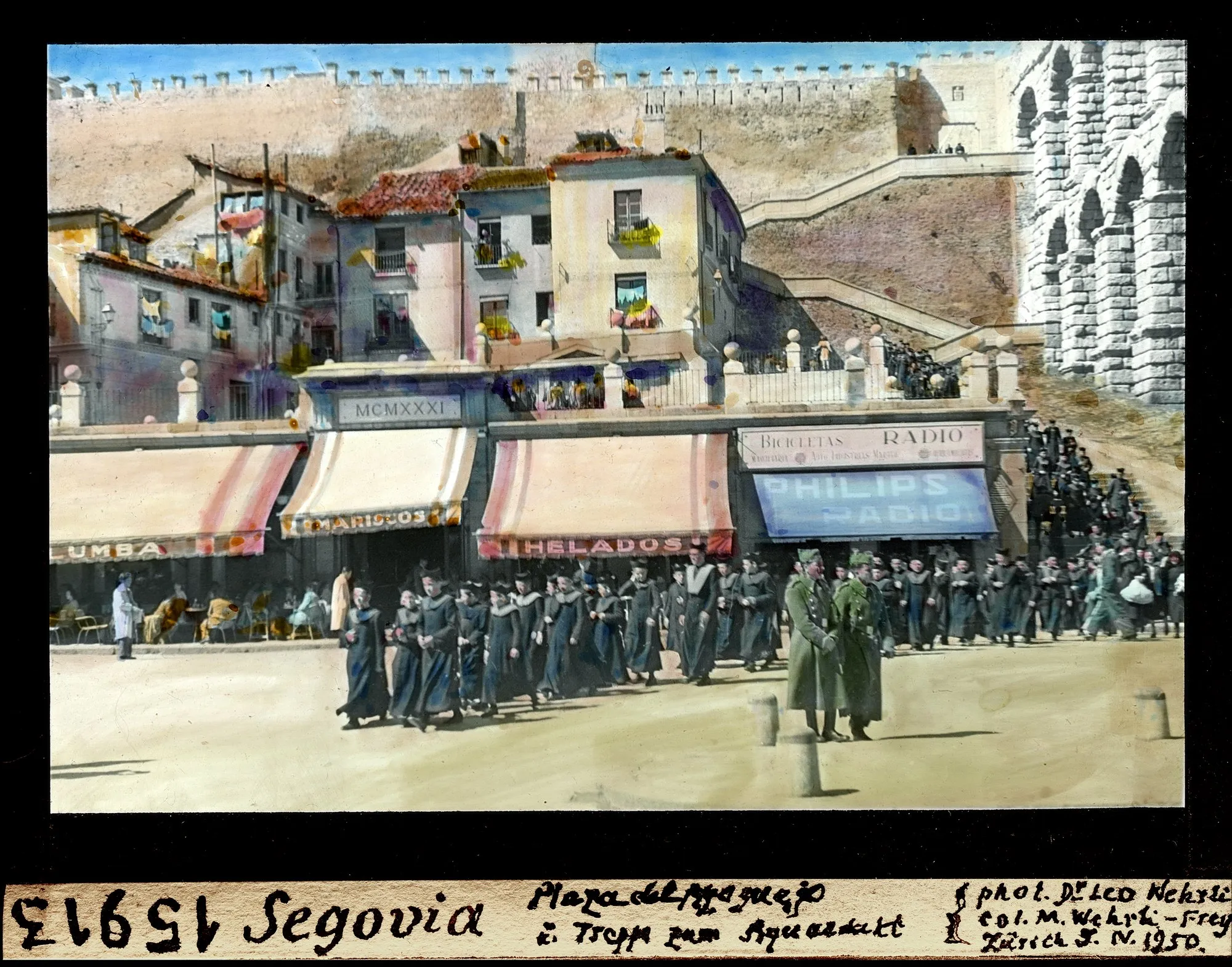 La plaza del Azoguejo de Segovia en 1950, con el acueducto y la escalera que sube a su lado