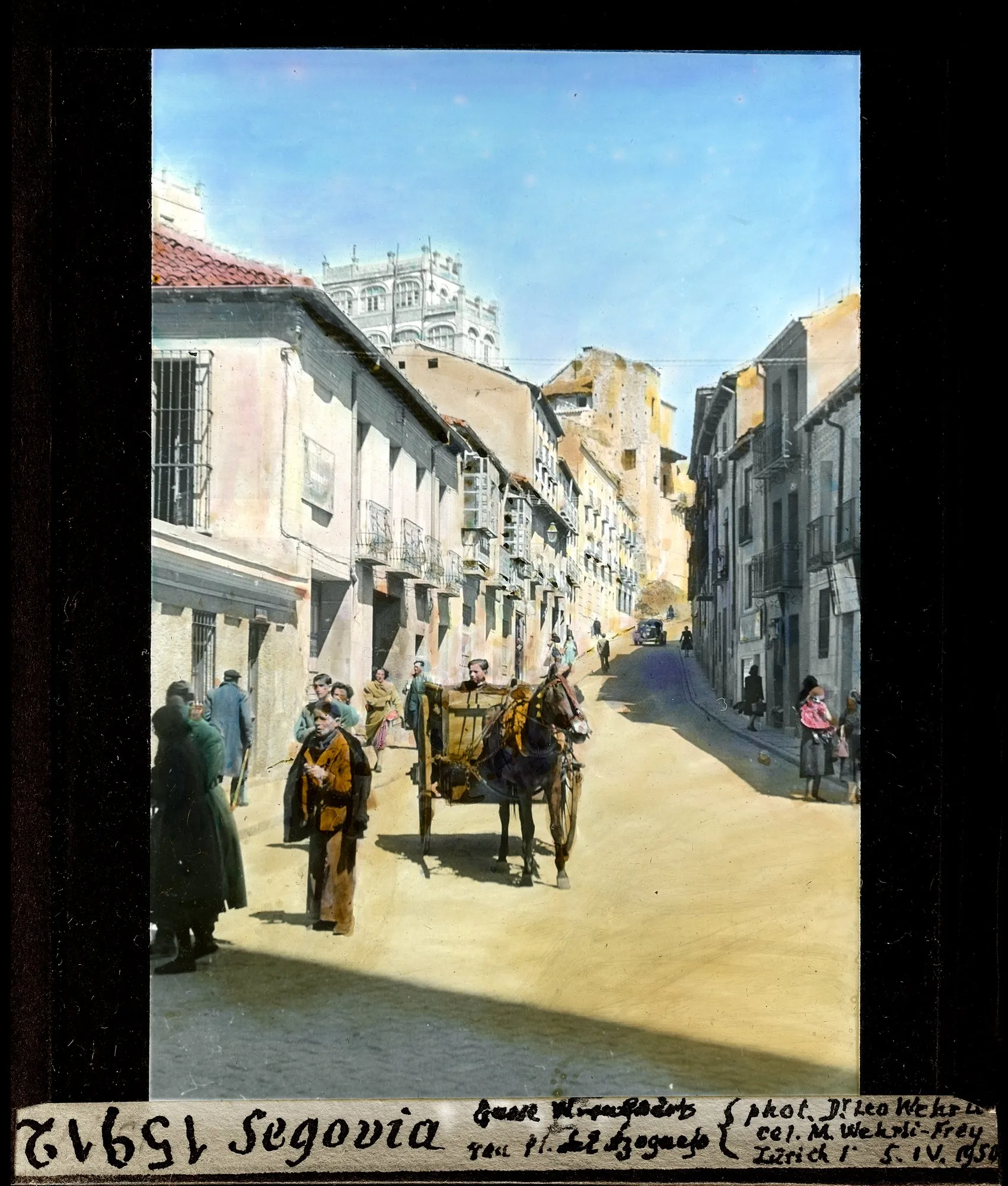 Una calle estrecha subiendo hacia el oeste desde la plaza del Azoguejo, en abril de 1950