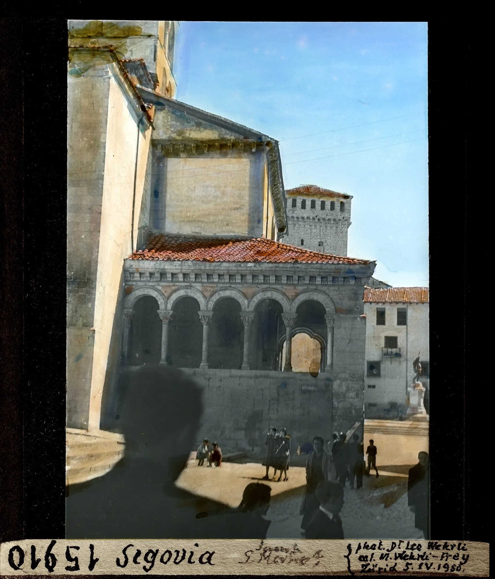La galería porticada de San Martín de Segovia el 5 de abril de 1950, con gente delante, en una diapositiva coloreada a mano