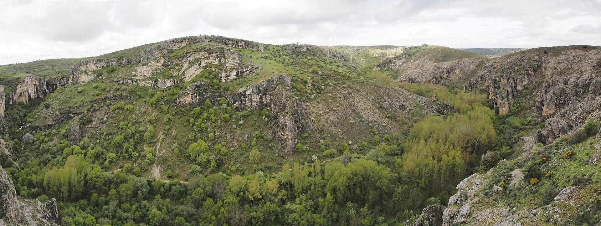 El barranco del río Dulce visto desde el mirador de Félix Rodríguez de la Fuente, con las paredes de la hoz
