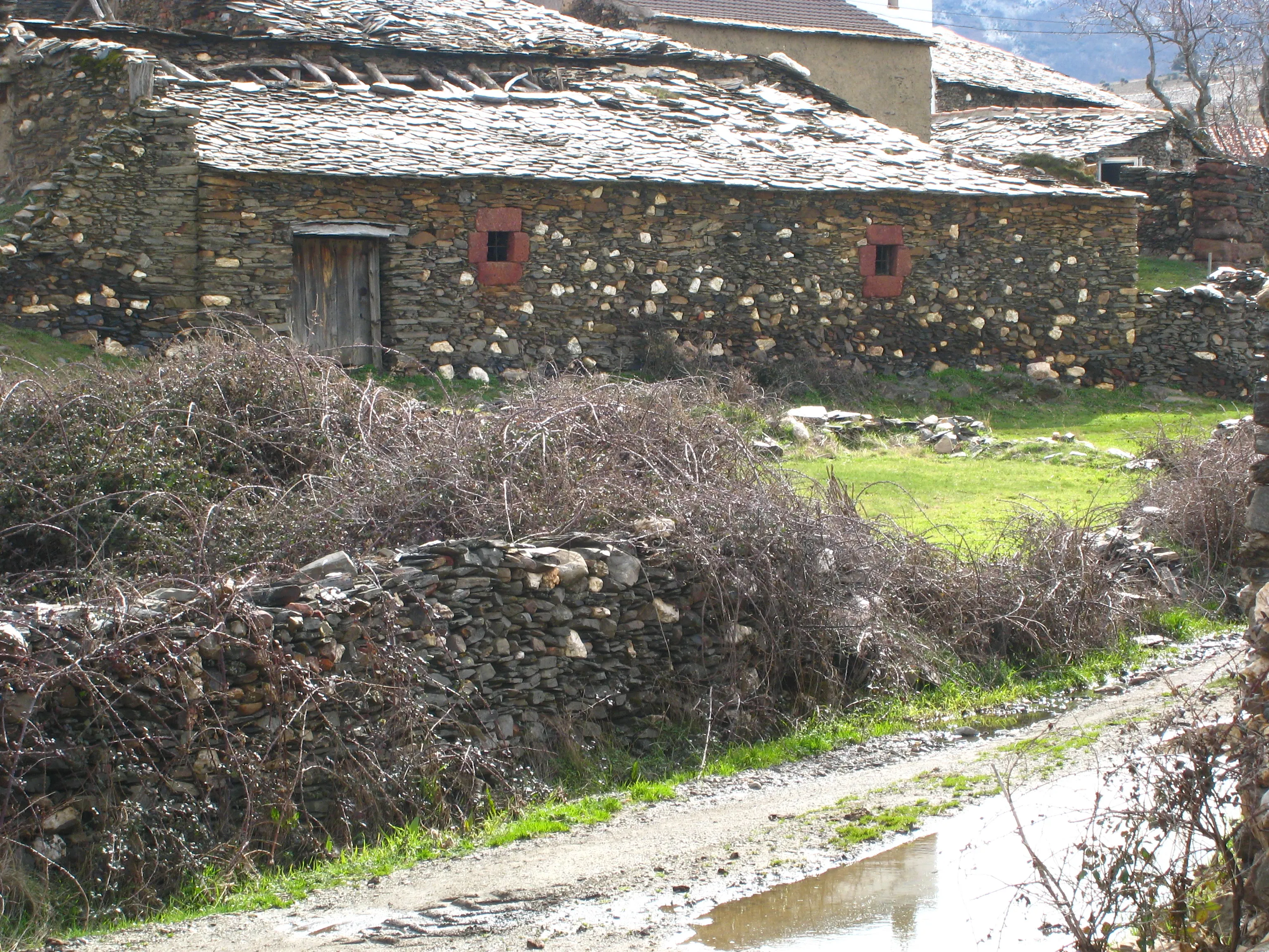 Becerril, de arquitectura de pizarra, a 1.242 metros