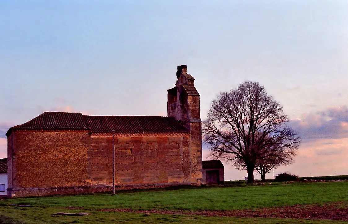 La ermita de San Roque y su olmo al atardecer, en el prado de El Rasero de Riaza, en 1973