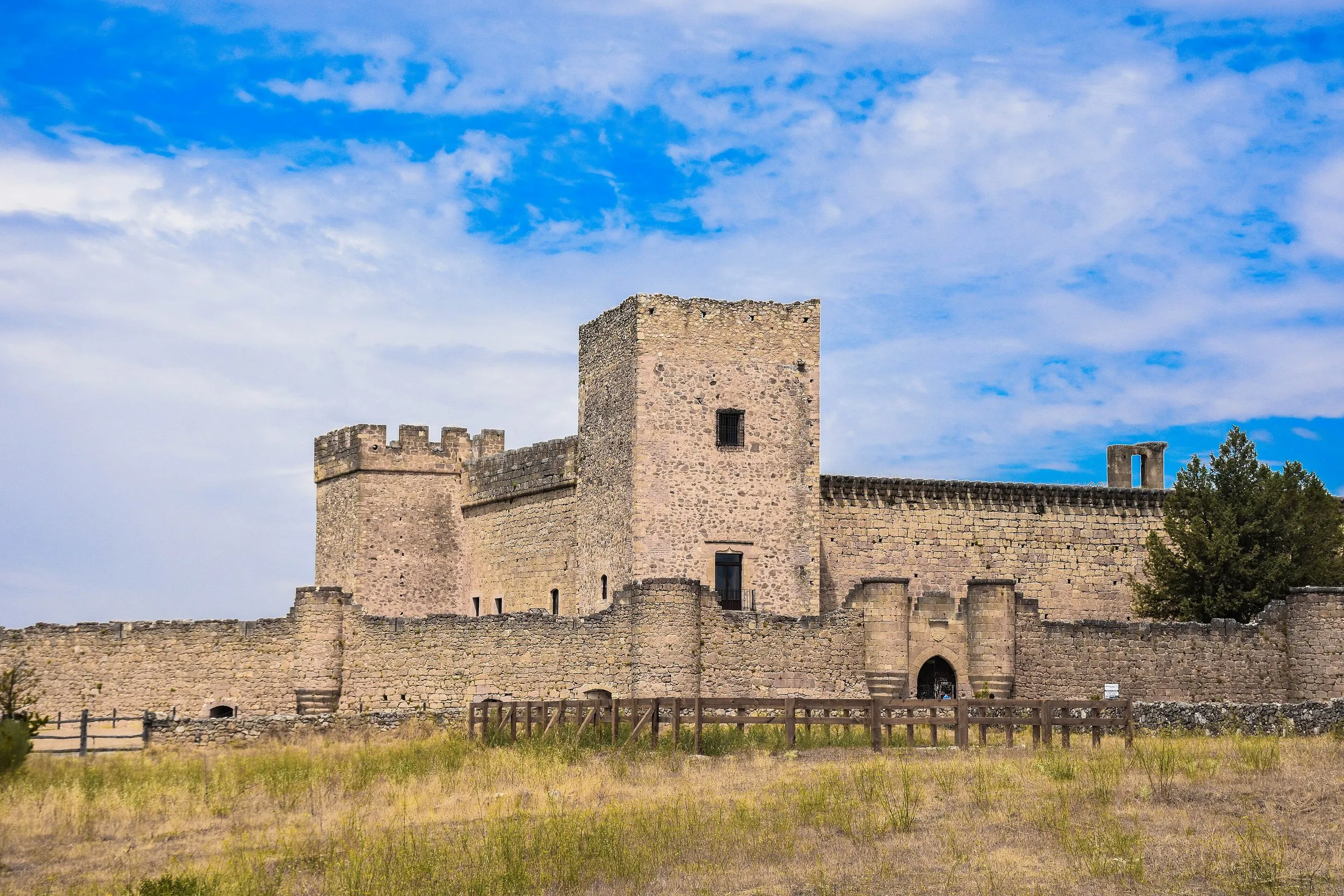 El castillo de Pedraza sobre el espolón rocoso, con sus torres y la muralla
