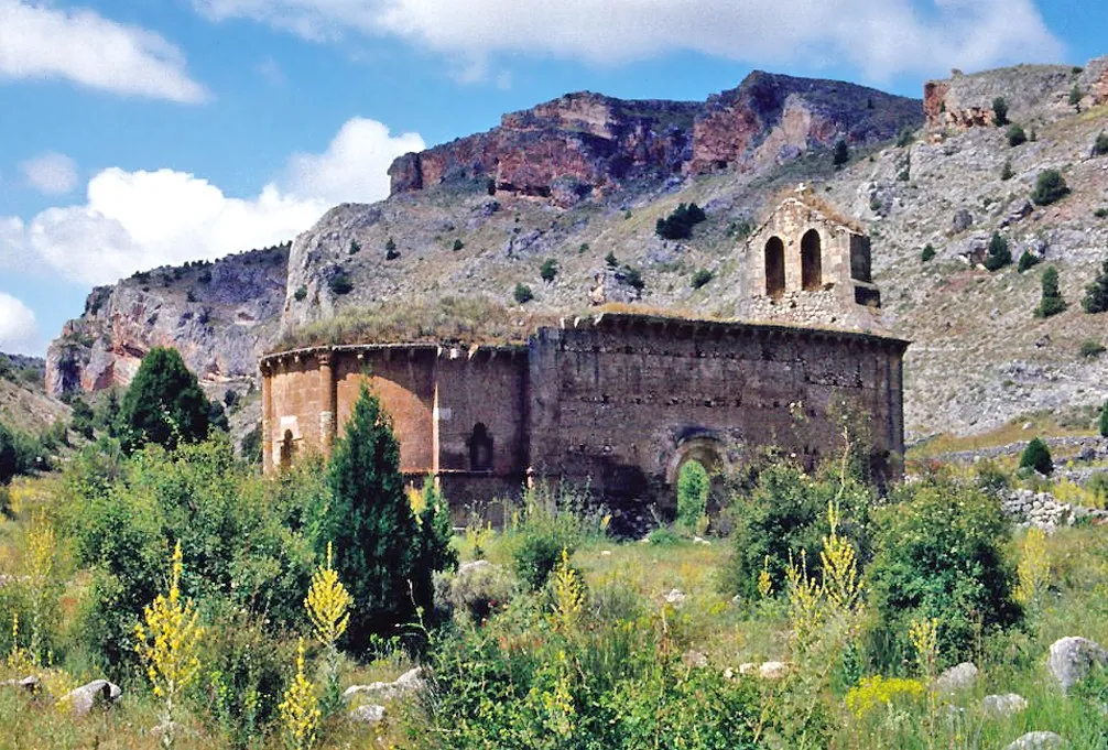 El ábside de San Martín del Casuar en julio de 1977, con el cardal creciendo hasta los muros y hierba sobre la coronación