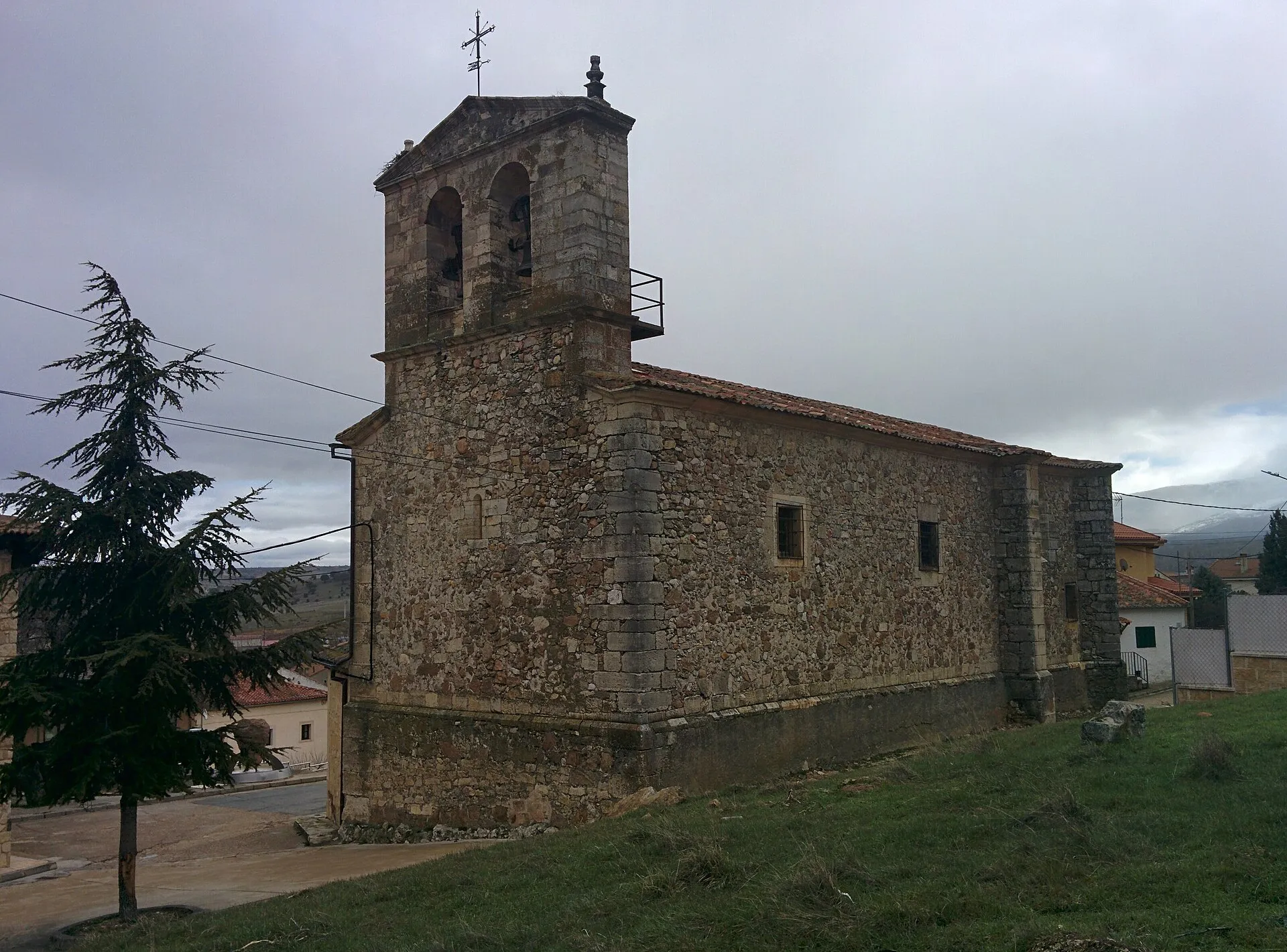 La iglesia de San Román Abad de Cerezo de Abajo desde el sur, con su espadaña de dos vanos y la sierra al fondo
