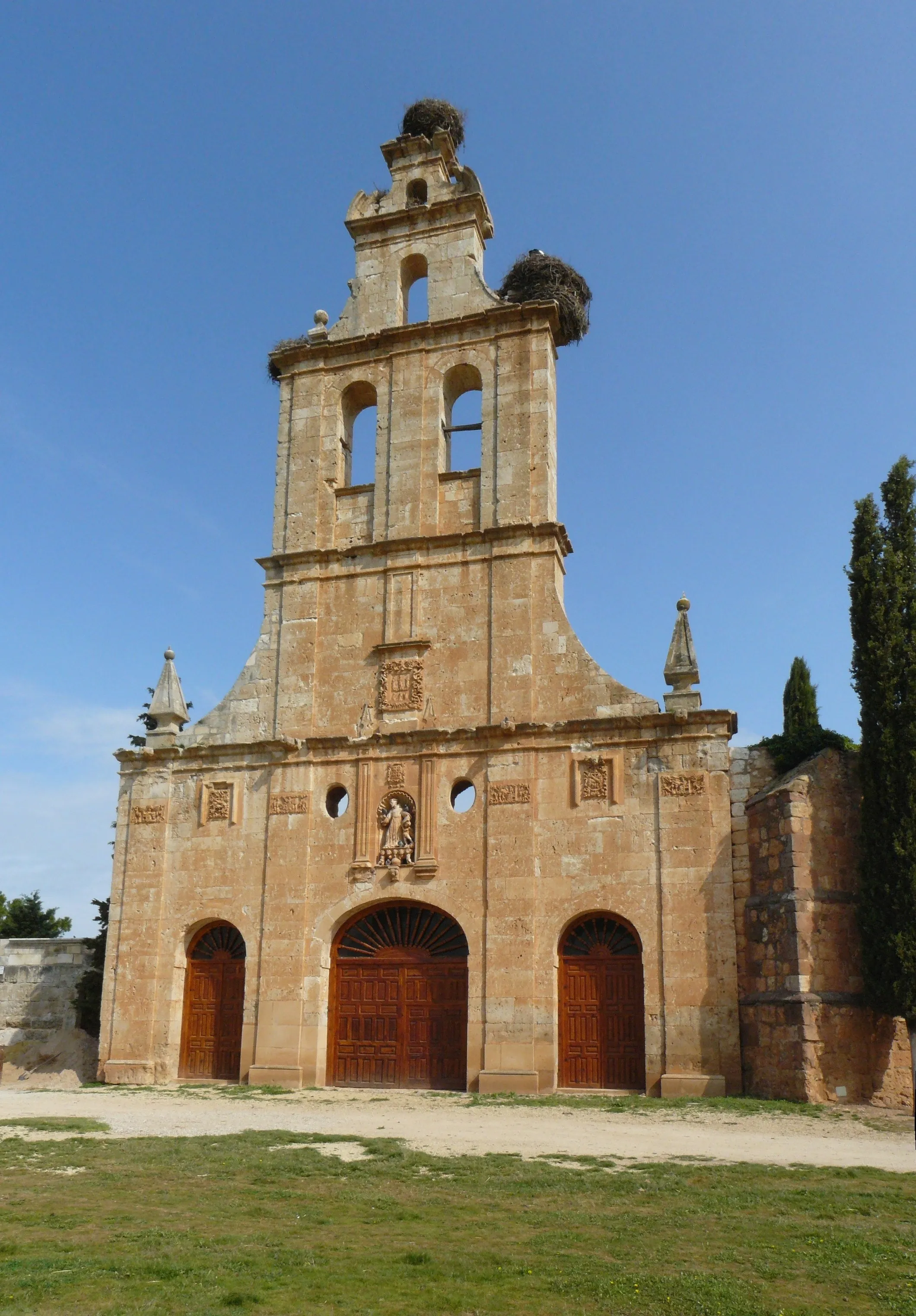 La espadaña barroca del antiguo convento de San Francisco de Ayllón, de piedra, con dos arcos de medio punto en la planta baja y las campanas en los huecos de arriba
