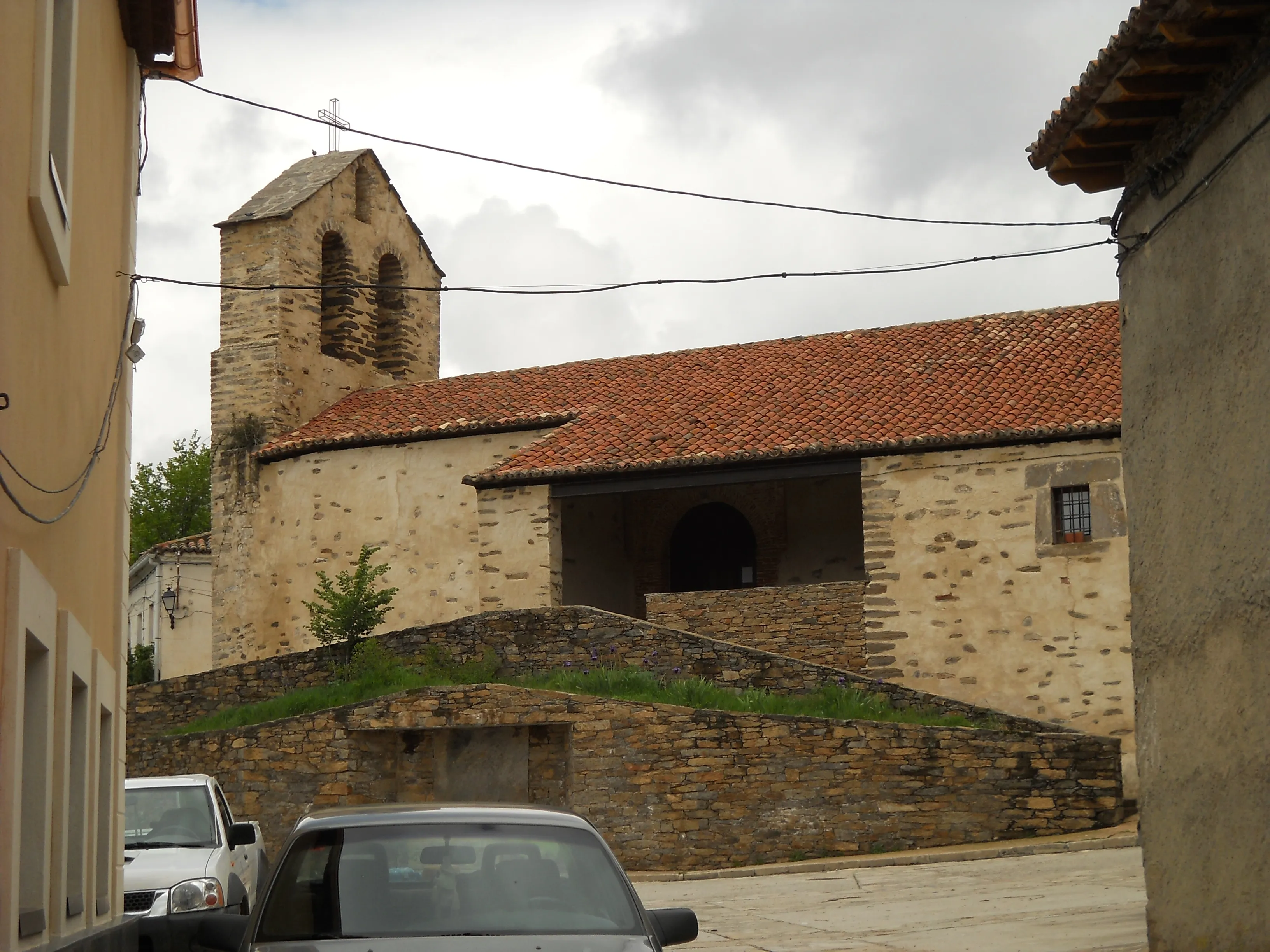 La iglesia de El Cardoso de la Sierra, de mampostería, con su espadaña