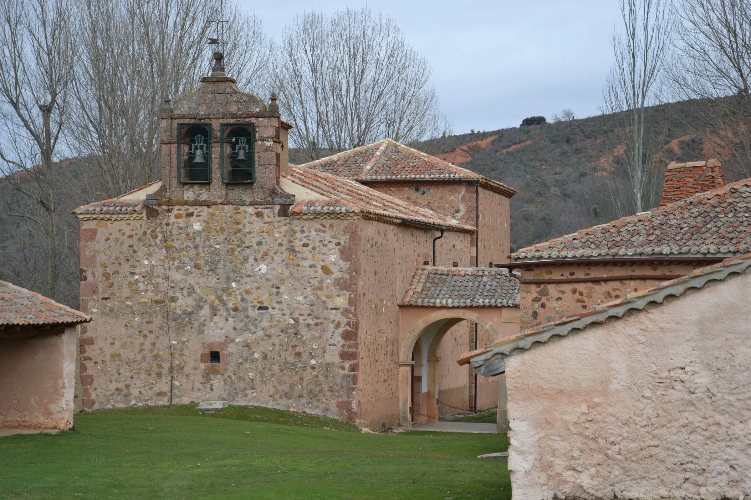La ermita del Padre Eterno, de piedra rojiza, con su espadaña sobre el tejado