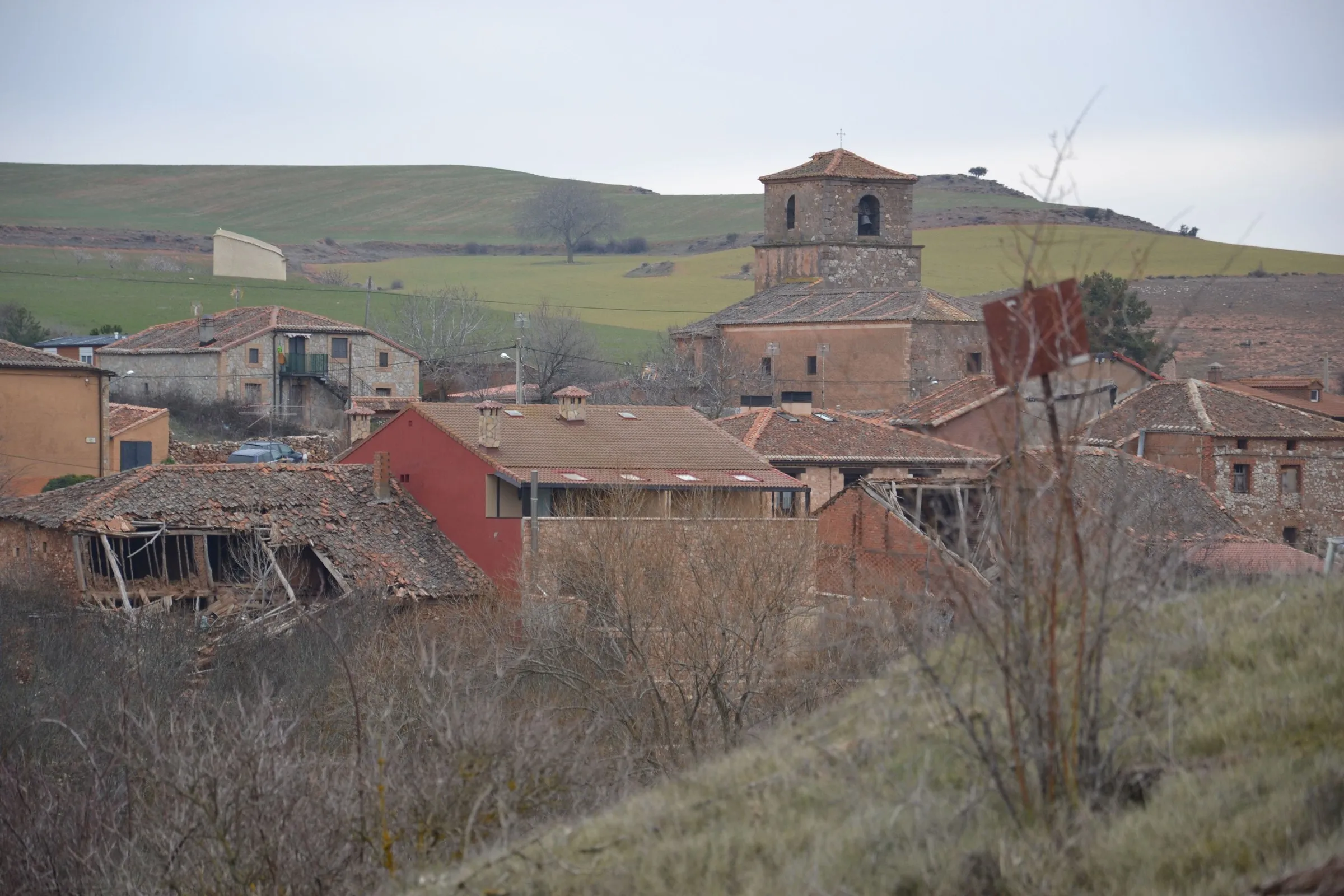 Los tejados de Francos con la iglesia sobre el caserío