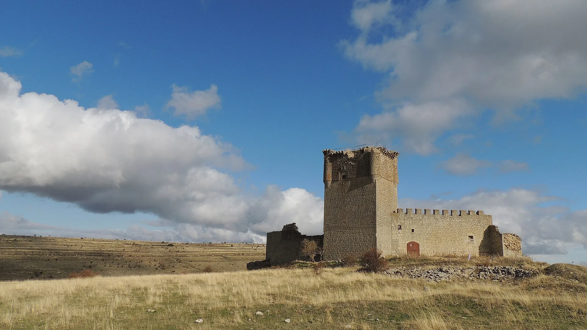 El castillo de Galve de Sorbe entero sobre su cerro, con la torre del homenaje destacando