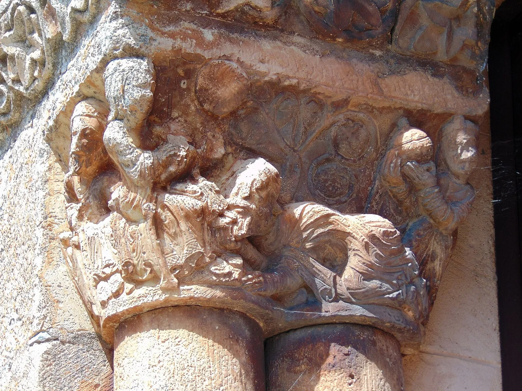 El capitel de la Epifanía: el primer rey postrado besando los pies del Niño, la Virgen coronada y San José sentado detrás