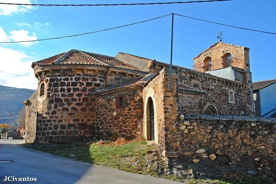 El ábside románico de la iglesia de la Asunción de Becerril, de mampostería oscura