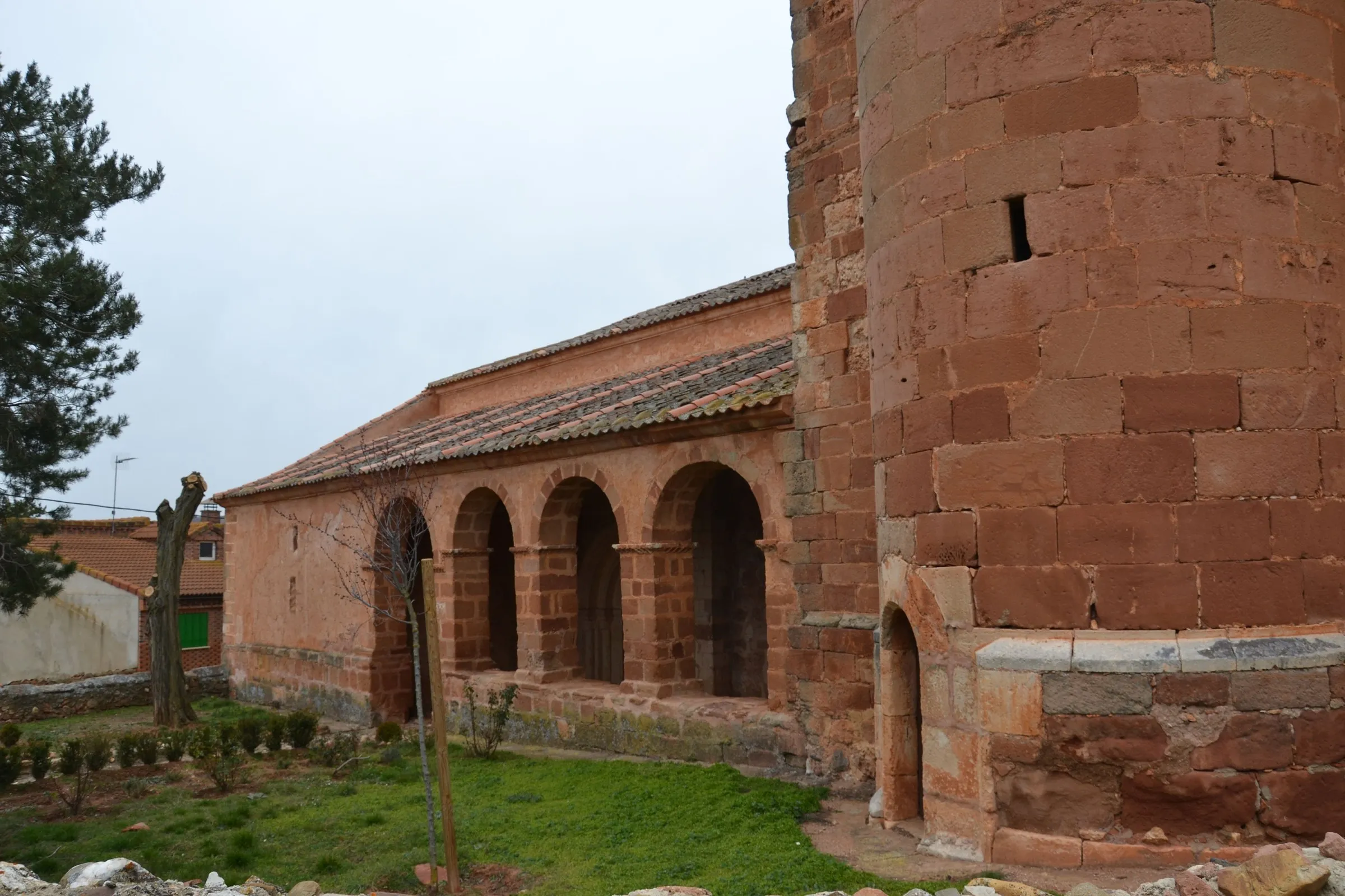 La iglesia de la Exaltación de la Santa Cruz de Francos, con su pórtico de arcos y la torre