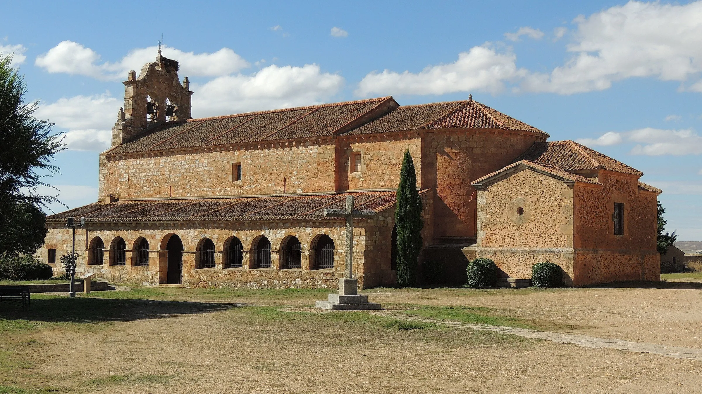 La iglesia de la Natividad de Santa María de Riaza, con su galería porticada y la espadaña