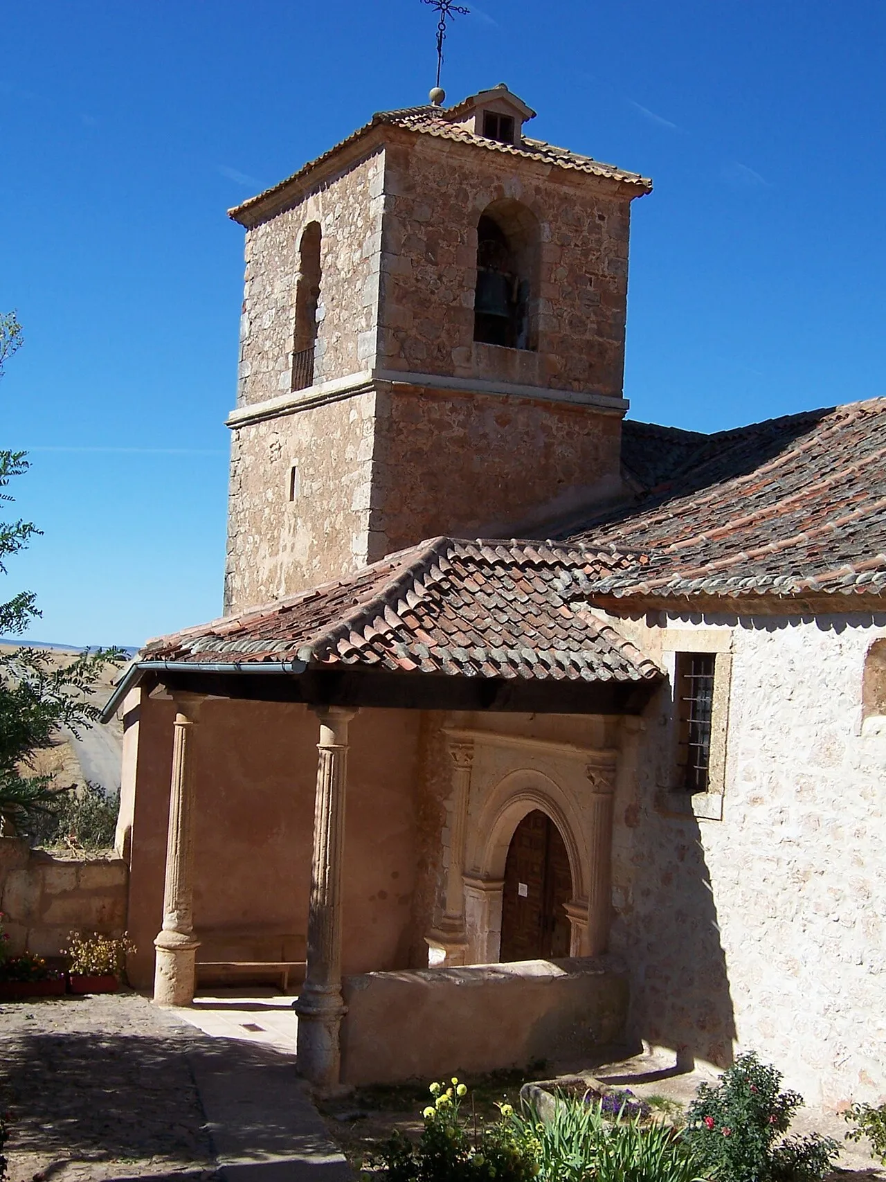 El pórtico y el campanario de la iglesia de San Andrés, en Valvieja