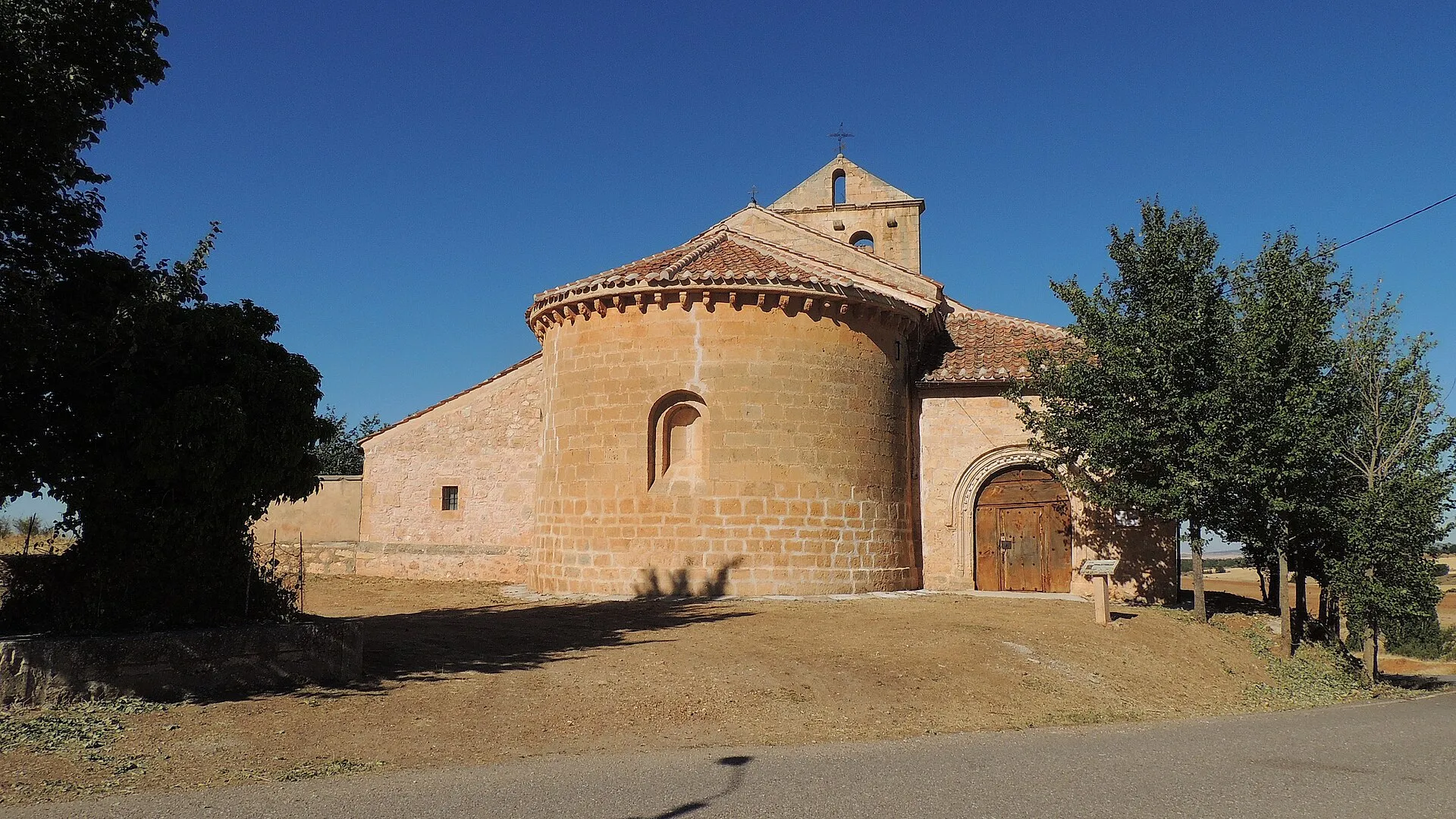 La iglesia de San Cristóbal de Barahona de Fresno, con su ábside semicircular de cantería