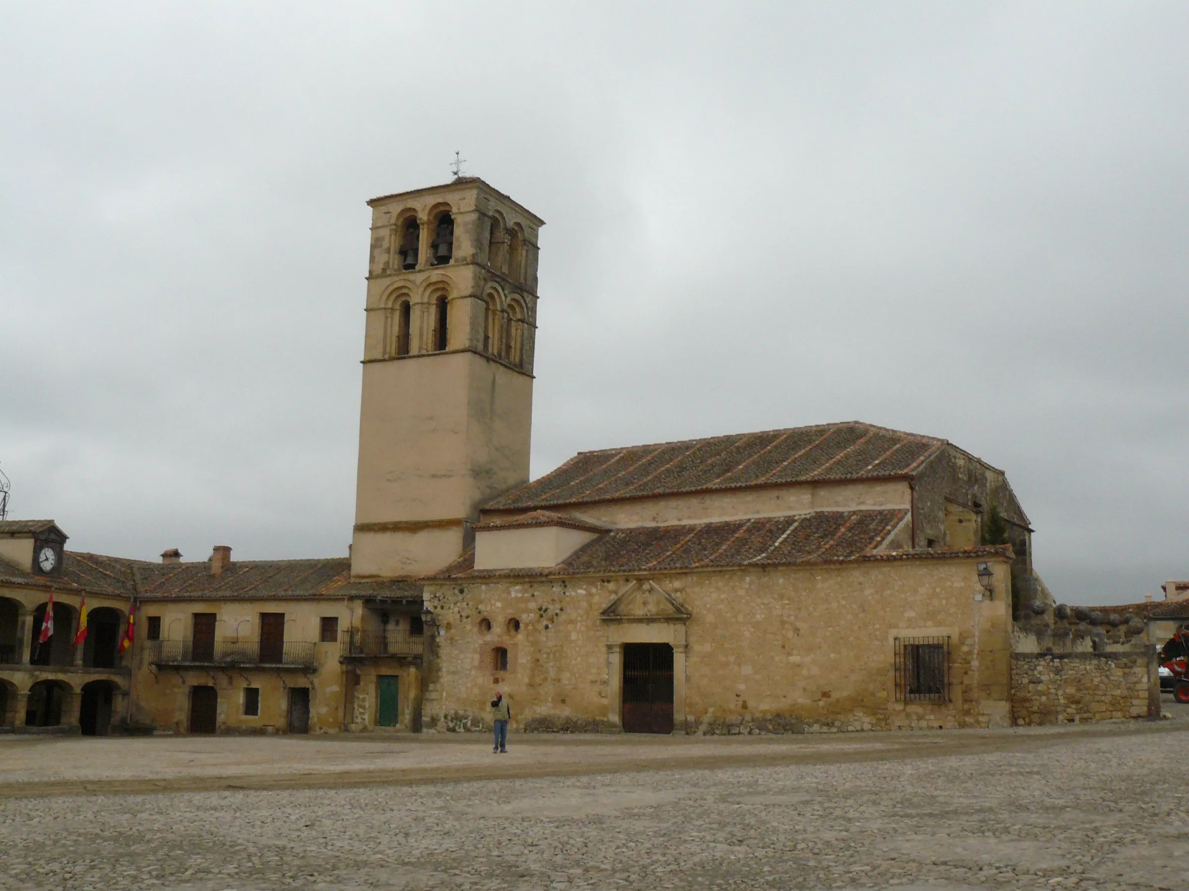 La iglesia de San Juan Bautista de Pedraza, con su torre románica de doble arquería