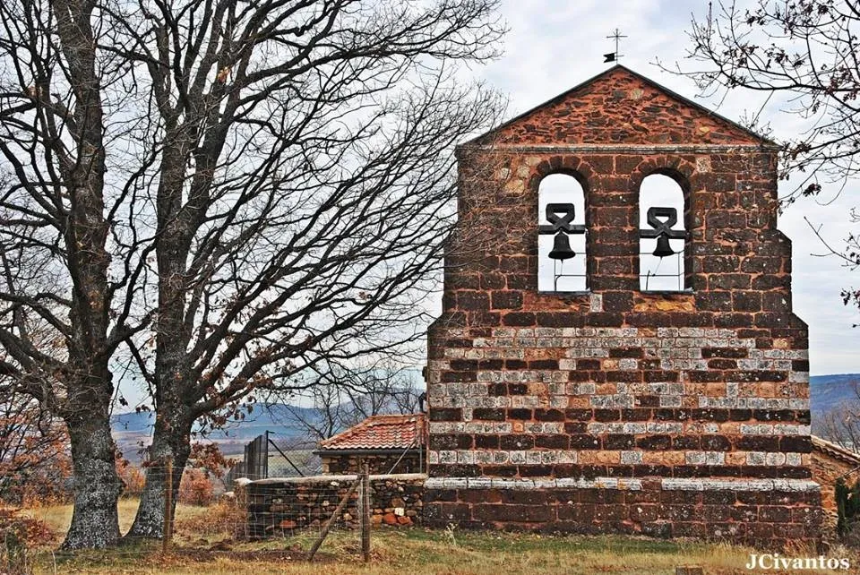 La espadaña de doble hueco de la iglesia de San Martín de Tours, en Martín Muñoz de Ayllón
