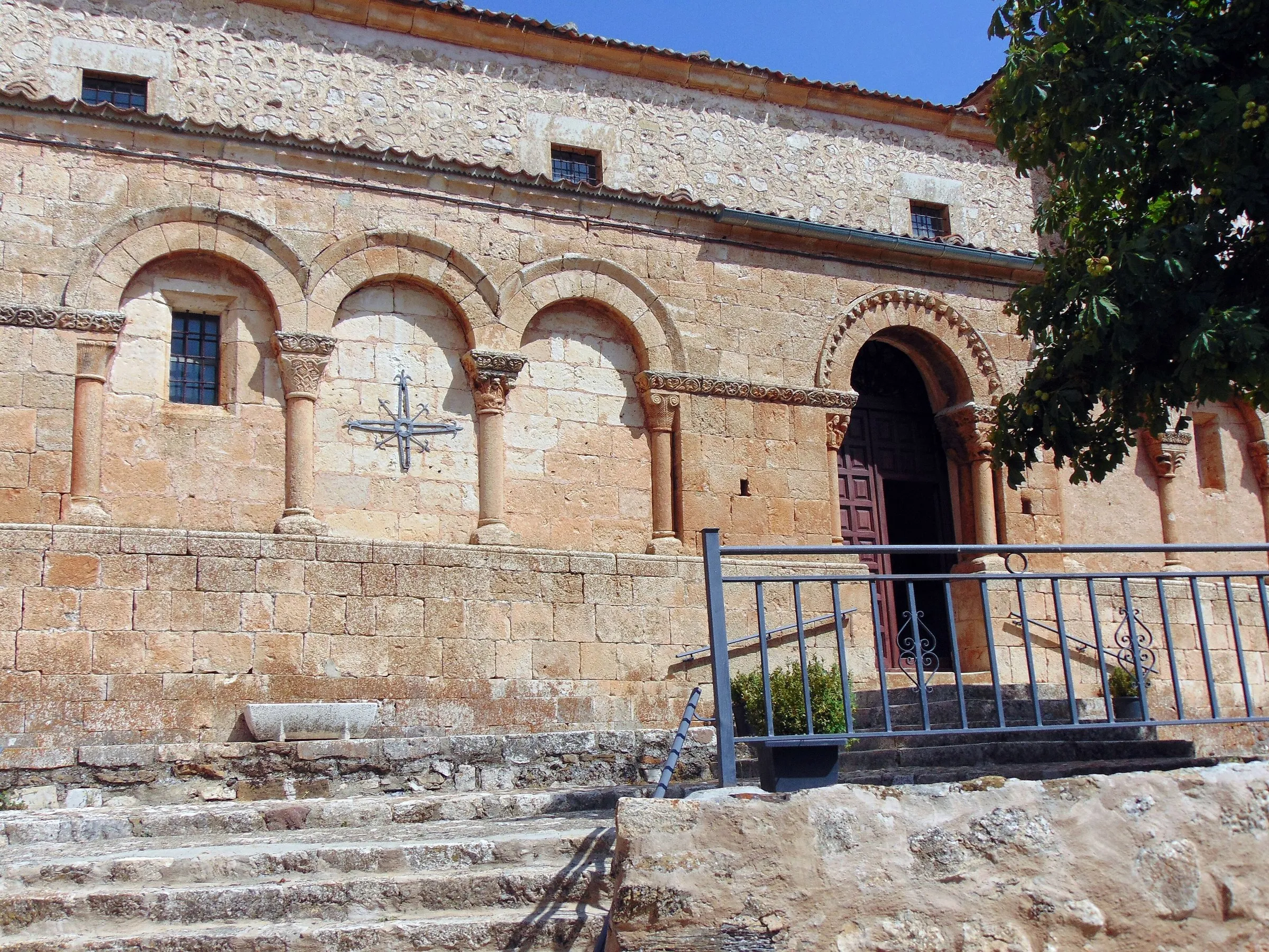 La galería porticada de la iglesia de San Pedro de Grado del Pico, con sus arcos sobre columnas dobles y capiteles labrados