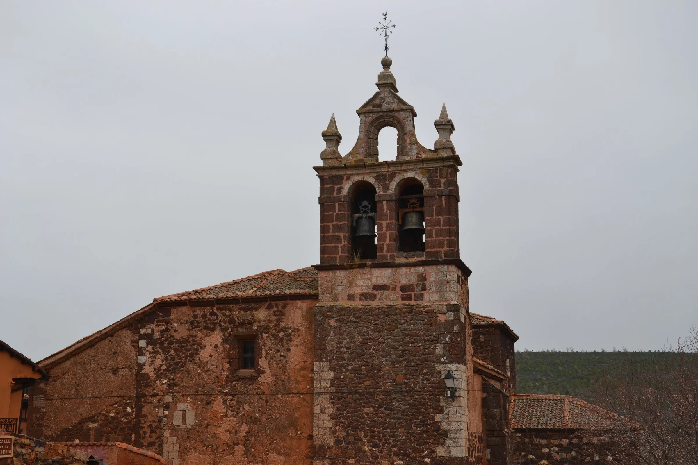 La iglesia de San Pedro de Madriguera, de arenisca roja, con su espadaña