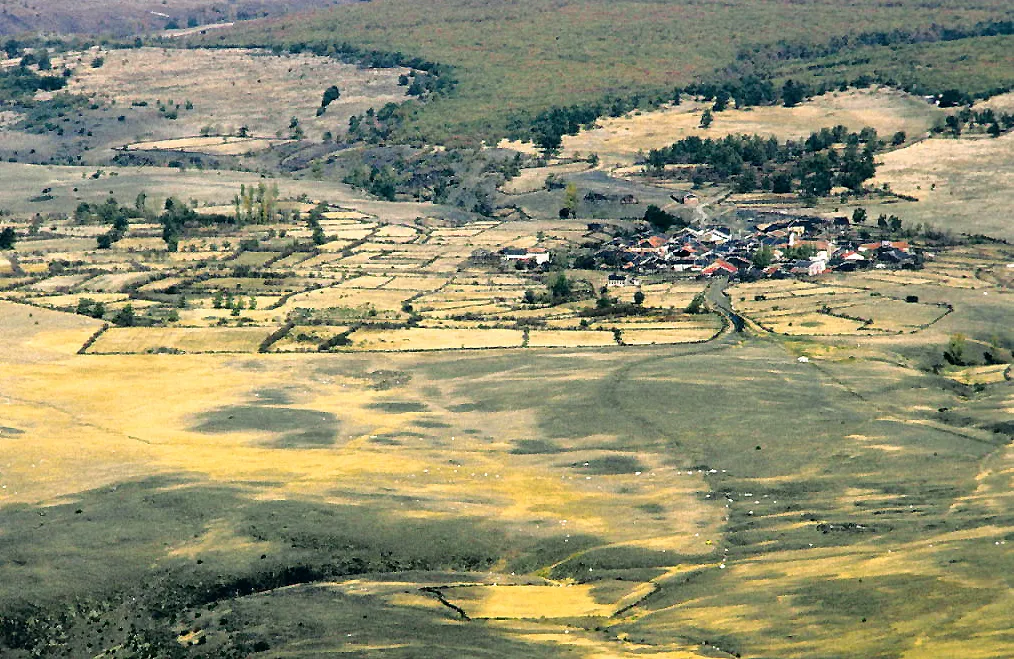 Becerril visto desde la ladera en noviembre de 1983: el caserío, el camino que entra al pueblo y el mosaico de parcelas cerradas con muros de piedra
