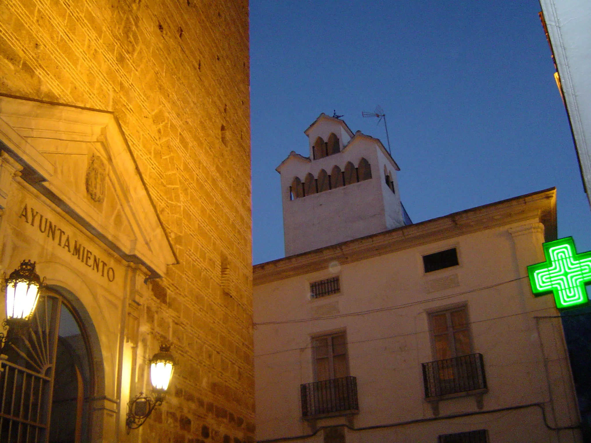 El ayuntamiento de La Hiruela, con su porche de madera y el reloj