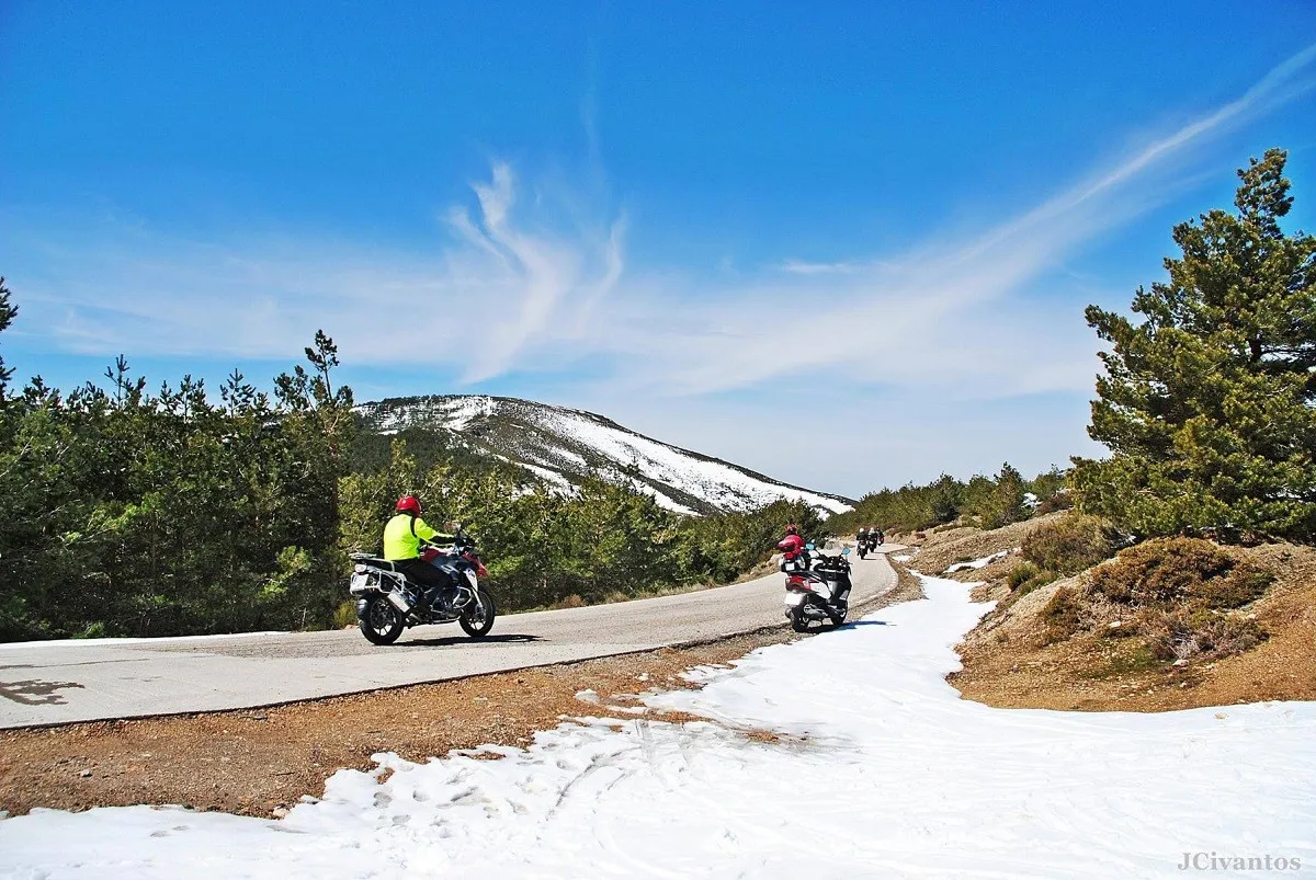 La carretera en la cima del puerto de la Quesera, donde arranca la ruta