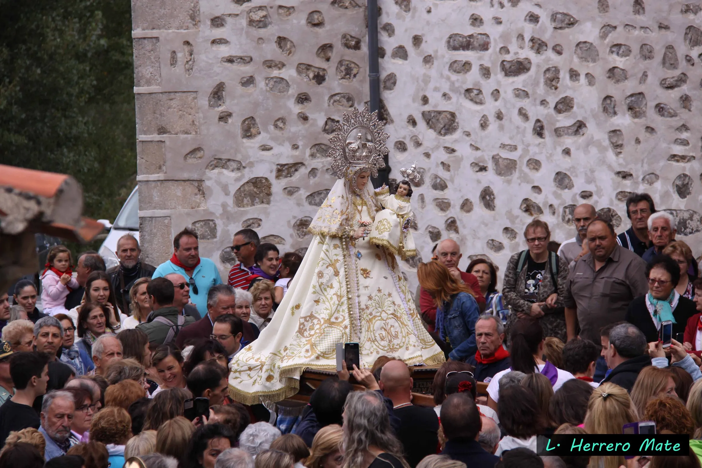 La procesión de Nuestra Señora de Hontanares por los alrededores de su ermita