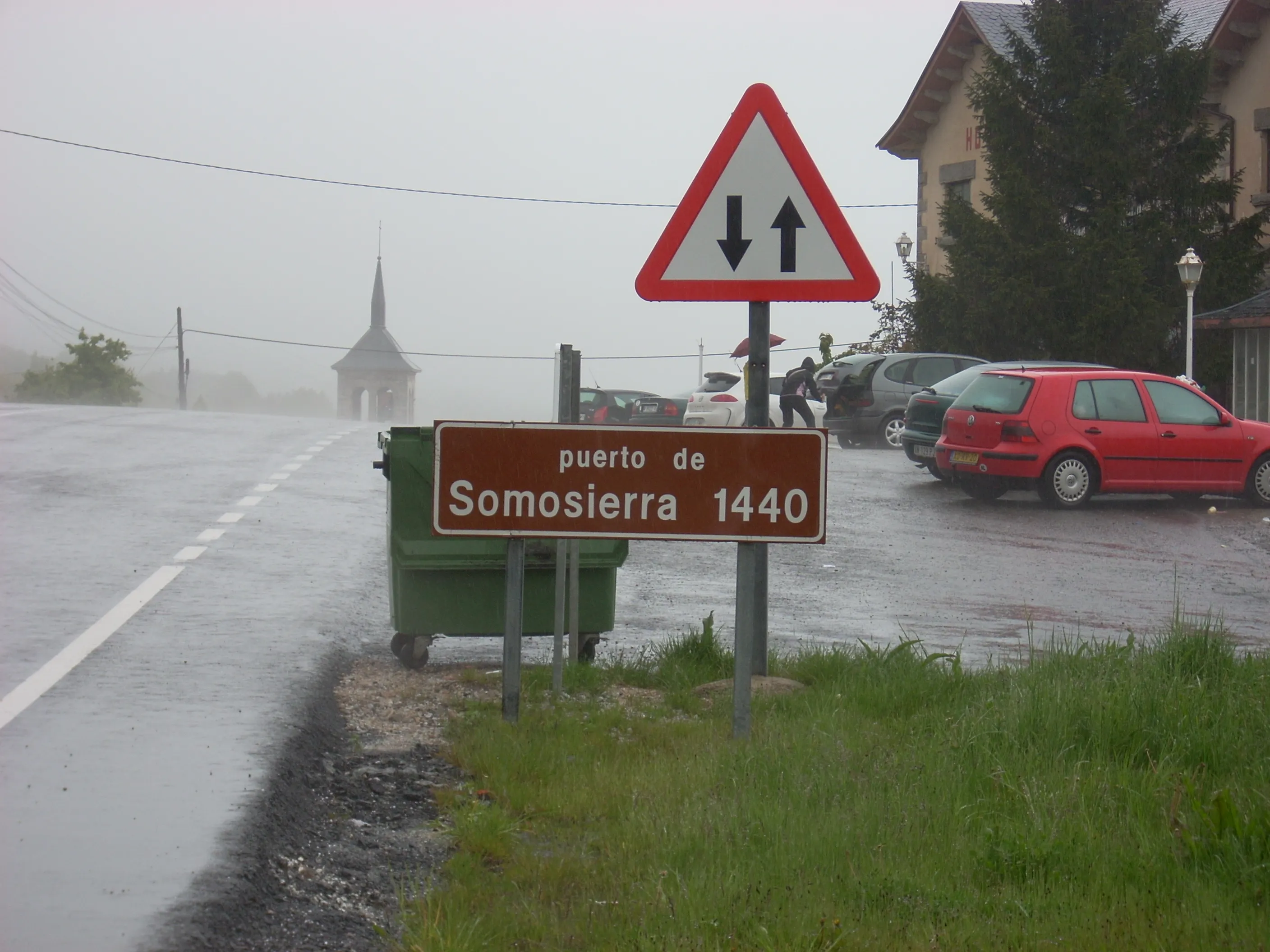 El puerto de Somosierra, con la carretera subiendo entre laderas de pasto