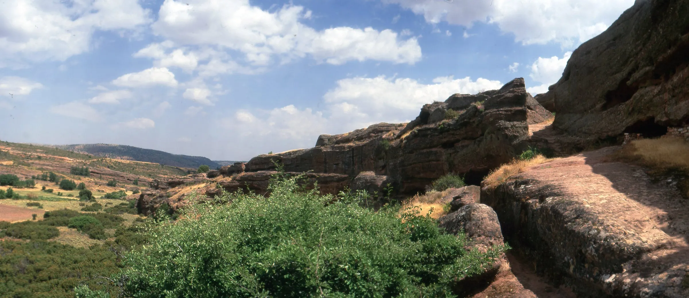 El farallón de arenisca roja de Tiermes, con la puerta occidental y el canal de agua tallados en la propia roca