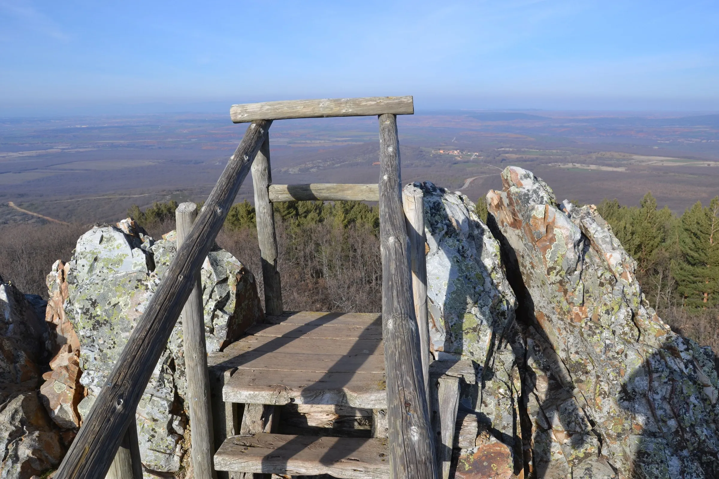 El mirador de madera de Peñas Llanas en 2016, entre crestones de cuarcita, con la llanura al fondo