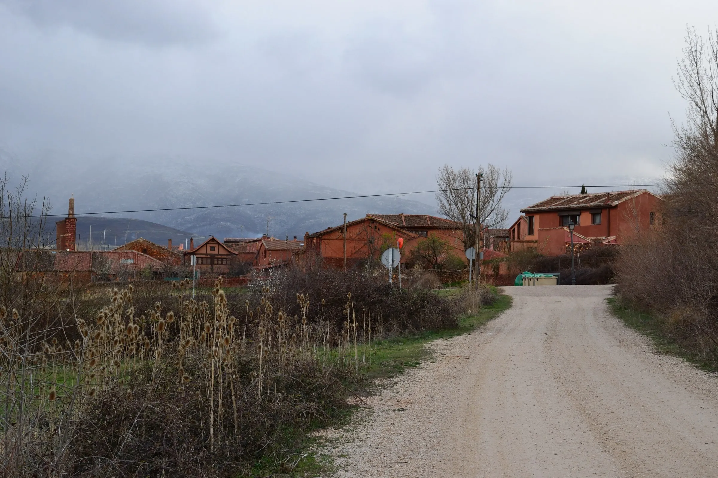 El camino de entrada a Villacorta, entre casas de piedra roja